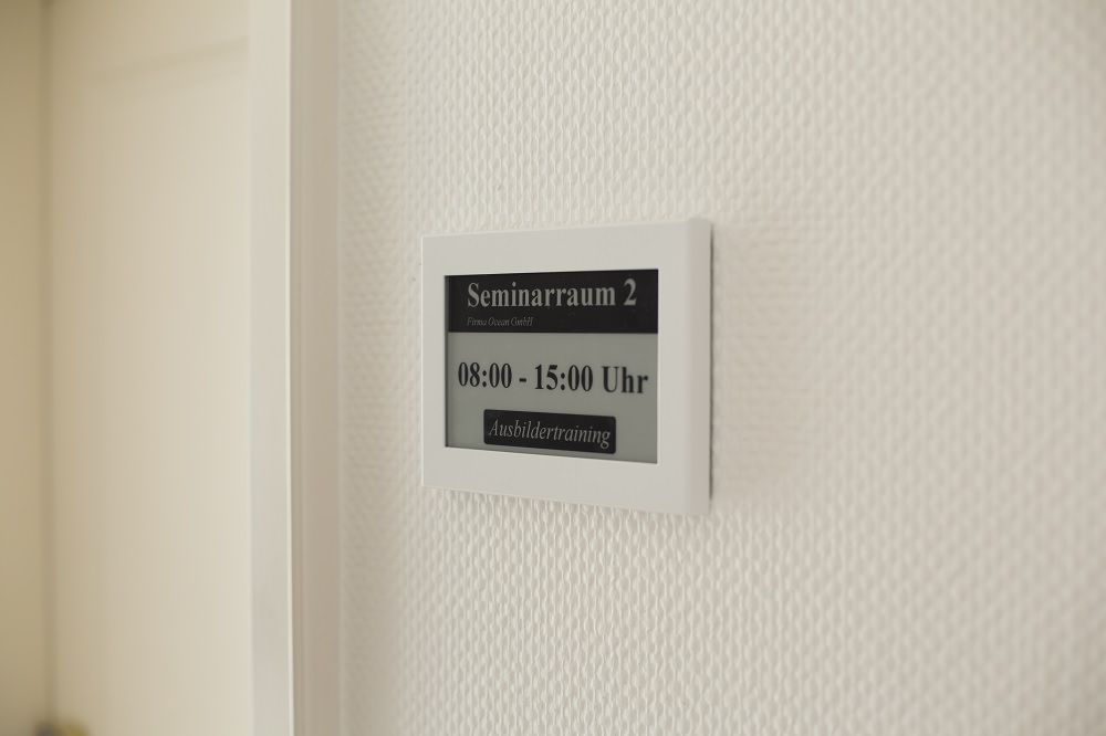 Digital signage for meeting rooms