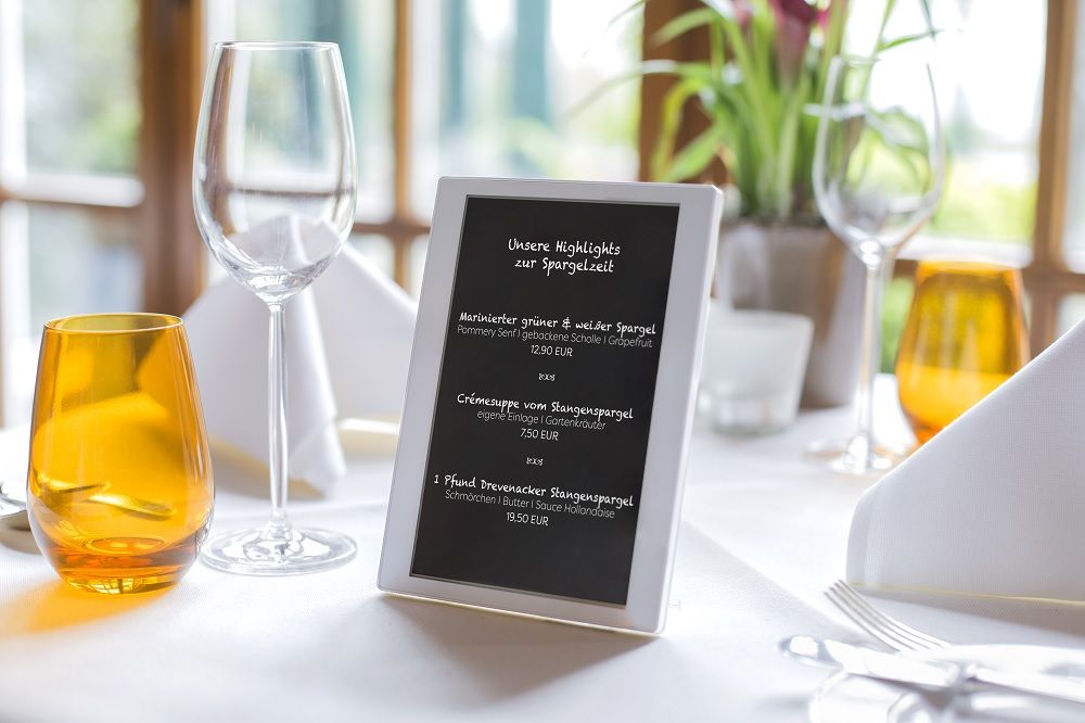 Digitale Speisekarte auf gedecktem Tisch
